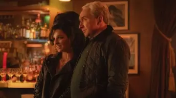 Retour aux tenues noires : Amy (Marisa Abela) porte une veste en cuir noir dans le film