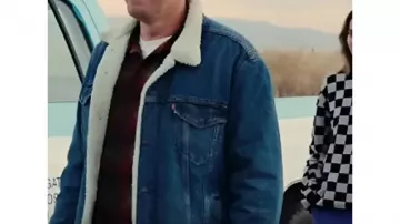 Atuendos de Bleeding Love: Ewan McGregor lleva una chaqueta de sherpa de mezclilla azul para hombres para interpretar al Padre en la película