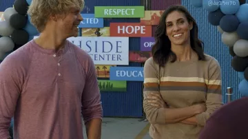 Atuendos de NCIS: Los Ángeles: Kensi Blye (Daniela Ruah) usa un suéter a rayas en la temporada 13, episodio 10 de la serie de televisión