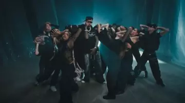 RRR123 Bolsa de gimnasia negra desteñida Pantalones de chándal holgados usados por Nicky Jam en Chicokis - Nicky Jam x Ryan Castro | Video Oficial