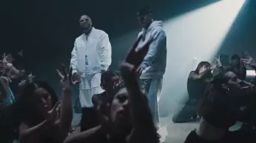 Chaqueta Natlover Varsity de cuero blanco roto usada por Nicky Jam en Chicokis - Nicky Jam x Ryan Castro | Video Oficial