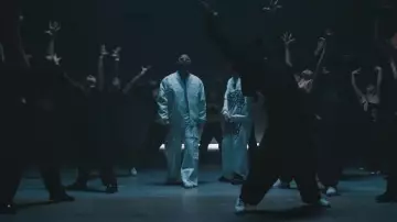 Pantalones cargo holgados blancos con botones blancos rotos usados por Nicky Jam en Chicokis - Nicky Jam x Ryan Castro | Video Oficial