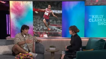 Falda cruzada de cocodrilo falso brillante de enebro Tanya Taylor usada por Kelly Clarkson como se ve en The Kelly Clarkson Show el 4 de junio de 2024