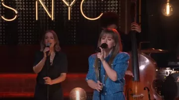 Chaqueta de tweed de L'Agence Kasey usada por Kelly Clarkson como se ve en The Kelly Clarkson Show el 5 de junio de 2024