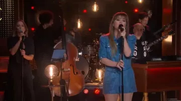 Pantalones cortos de tweed de L'Agence Ashton usados por Kelly Clarkson como se ve en The Kelly Clarkson Show el 5 de junio de 2024