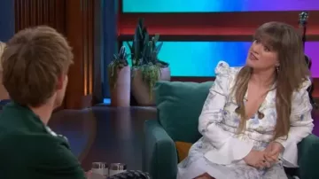 Minivestido con cinturón floral de lino Zimmermann Natura usado por Kelly Clarkson como se ve en The Kelly Clarkson Show el 10 de junio de 2024