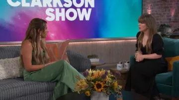 Vestido midi de Rixo Annina usado por Kelly Clarkson como se ve en The Kelly Clarkson Show el 13 de junio de 2024