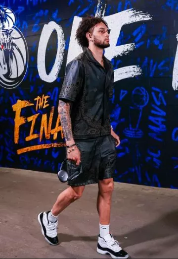 Short Amiri Bandana en cuir noir porté par Dereck Lively II sur le compte Instagram @dallasmavs