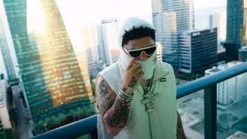 Gafas de sol Louis Vuitton White Cat-Eye LV Split usadas por NoCap en NoCap - Baby Drake (Official Video)