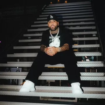 Palm Angels Black Racing Helmet Logo T-Shirt worn by Nicky Jam on the Instagram account @nickyjam