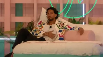 Veste brodée Zara portée par Munveer Jabbal vue dans Love Island (S11E01)