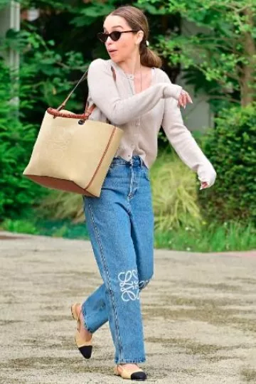 Jean court Loewe Anagram en denim porté par Emilia Clarke à Venise le 13 juin 2024