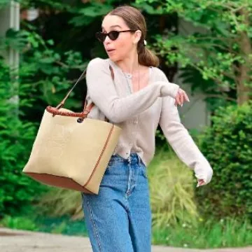 Sac cabas Loewe Anagram Suede porté par Emilia Clarke à Venise le 13 juin 2024