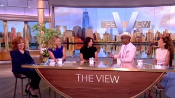 Cinq a Sept Rhinestone Crackle Embelleced Cheyenne Blazer usado por Joy Behar como se ve en The View el 13 de junio de 2024