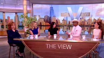 Cinq a Sept Rhinestone Crackle Crop Flare Pants usado por Joy Behar como se ve en The View el 13 de junio de 2024