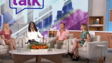 Alpargata Saint Laurent Tribute usada por Natalie Morales como se ve en The Talk el 12 de junio de 2024