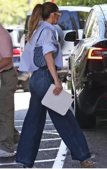 Vaqueros acampanados de denim de algodón lavado a la piedra Dior Blue usados por Jennifer Lopez en Los Ángeles el 6 de junio de 2024