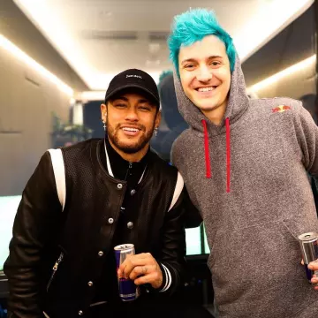 Atuendos de Neymar: Chaqueta de peluche negra usada en su cuenta de Instagram