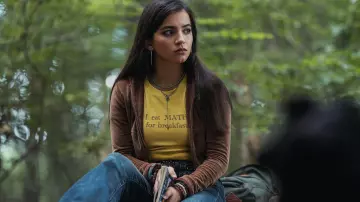 Ropa de Madame Web: Anya Corazón (Isabela Moner) lleva una chaqueta con capucha de terciopelo marrón