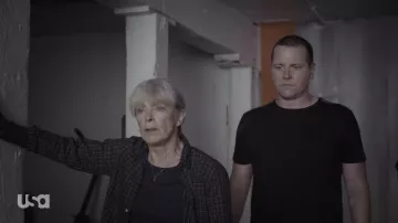 Tenues de la série télévisée The Sinner : Meg Muldoon (Frances Fisher) porte une chemise boutonnée carrée dans l’épisode 4 de la saison 4