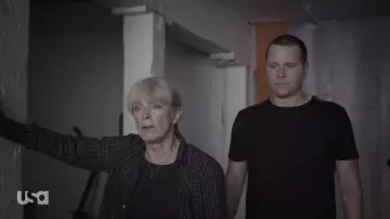 Atuendos de la serie de televisión The Sinner: Meg Muldoon (Frances Fisher) usa una camisa cuadrada con botones en el episodio 4 de la temporada 4