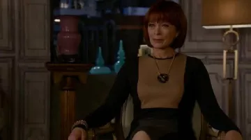 Atuendos de la serie de televisión Castle: Frances Fisher usa un collar de plata Bvlgari para interpretar a Matilda King en el episodio 14 de la temporada 6