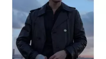 Atuendos de la serie de televisión Supersex: Rocco (Saul Nanni) lleva una gabardina de cuero negro en el episodio 1 de la temporada 1