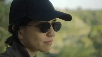 Ropa y accesorios de Am I OK?: Sonoya Mizuno lleva gafas de sol negras para interpretar a Jane en la película