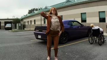 Ropa de Kinds of Kindness: Emma Stone lleva un conjunto de traje de chaqueta y pantalón marrón para interpretar a Rita / Liz / Emily