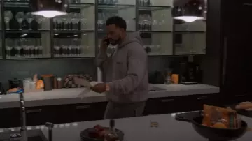 Fear Of God Essentials Pantalon de survêtement Light Oatmeal porté par Davis Maclean (Method Man) comme on le voit dans Power Book II : Ghost (S04E01)