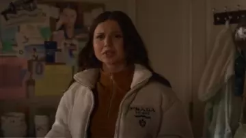 Veste rembourrée Prada en laine et cachemire portée par Ashley Fitzpatrick (Zoe Whitford) comme on le voit dans Power Book II : Ghost (S04E01)