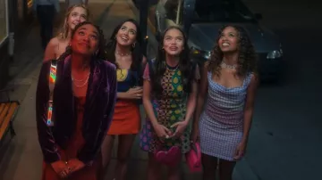 Mini sac en forme de cœur Zara City porté par Minnie 'Mouse' Honrada (Malia Pyles) comme on le voit dans Pretty Little Liars : Original Sin (S02E02)