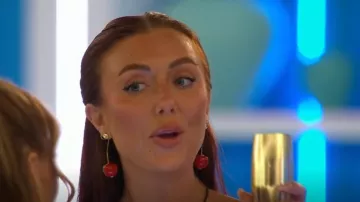 Aretes delanteros y traseros con diseño de cereza en rojo de Asos Design usados por Patsy Field como se ve en Love Island (T11E05)