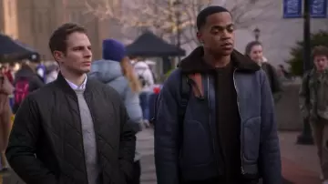 Loewe Short Fur Plain Leather Shearling Biker Jacket porté par Tariq St. Patrick (Michael Rainey Jr.) tel qu’on le voit dans Power Book II : Ghost (S04E02)