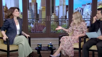 Cinq a Sept Khloé Denim Blazer usado por Idina Menzel como se vio en LIVE with Kelly and Mark el 11 de junio de 2024