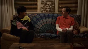Les décors de la série Atypical: la tenture de style indienne sur le canapé des Gardner dans la saison 4, épisode 1