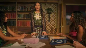 DELiA*s by Dolls Kill Stealing Sunshine Pull au crochet porté par Minnie 'Mouse' Honrada (Malia Pyles) comme on le voit dans Pretty Little Liars : Original Sin (S02E03)