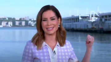 Polo en tricot à micro-carreaux Maje porté par Rebecca Jarvis tel que vu dans Good Morning America le 13 juin 2024
