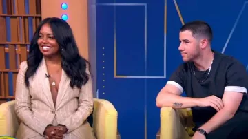 Veste Boss Regular Fit en matière à fines rayures avec doublure signature portée par Adrienne Warren telle que vue dans Good Morning America le 17 juin 2024