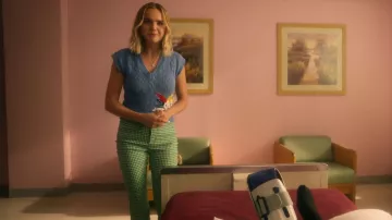 Pantalon Zara Vichy Falred porté par Imogen Adams (Bailee Madison) comme on le voit dans Pretty Little Liars : Original Sin (S02E04)