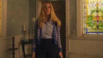 J. Crew Cashmere Cropped V Neck Cardigan usado por Kelly Beasley (Mallory Bechtel) como se ve en Pretty Little Liars: Original Sin (T02E04)