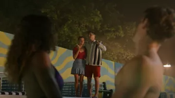 Falda floral de Zara Daisy usada por Kelly Beasley (Mallory Bechtel) como se ve en Pretty Little Liars: Original Sin (T02E04)