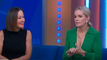 Top Valentino en soie à col italien porté par Jennifer Ashton tel que vu dans Good Morning America le 18 juin 2024