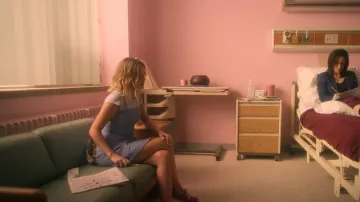 French Connection Elao Whisper Vestido usado por Imogen Adams (Bailee Madison) como se ve en Pretty Little Liars: Original Sin (T02E04)