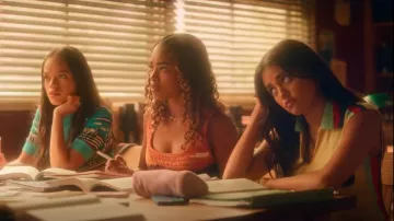 A.L.C. Brayden Crochet Scoop Tank usado por Faran Bryant (Zaria Simone) como se ve en Pretty Little Liars: Original Sin (T02E05)