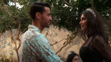 Camisa de manga larga con estampado de paisley de Prarie marrón de Orlebar usada por Sergio Carrallo como se ve en The Real Housewives of Dubai (S02E03)