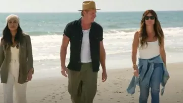 Body à col carré Superdown Cici porté par Alison Victoria comme on le voit dans Battle on the Beach (S04E01)