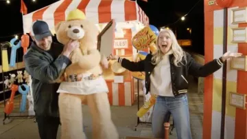 Chaqueta de peluche Celine en negro usada por Sarah Baeumler como se ve en Battle on the Beach (T04E02)