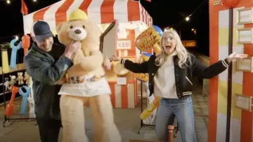 Chaqueta de peluche Celine en negro usada por Sarah Baeumler como se ve en Battle on the Beach (T04E02)