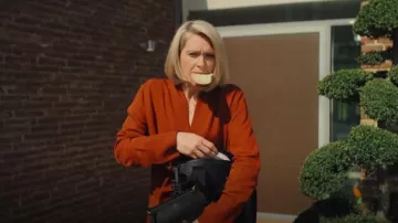 Chemisier asymétrique multipositionnel Zara porté par Karen Newman (Sian Brooke) comme on le voit dans Trying (S04E05)